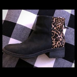Size 7 Sperry Ankle Boot with leopard detail!